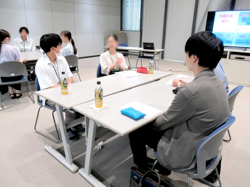 先輩社員との座談会