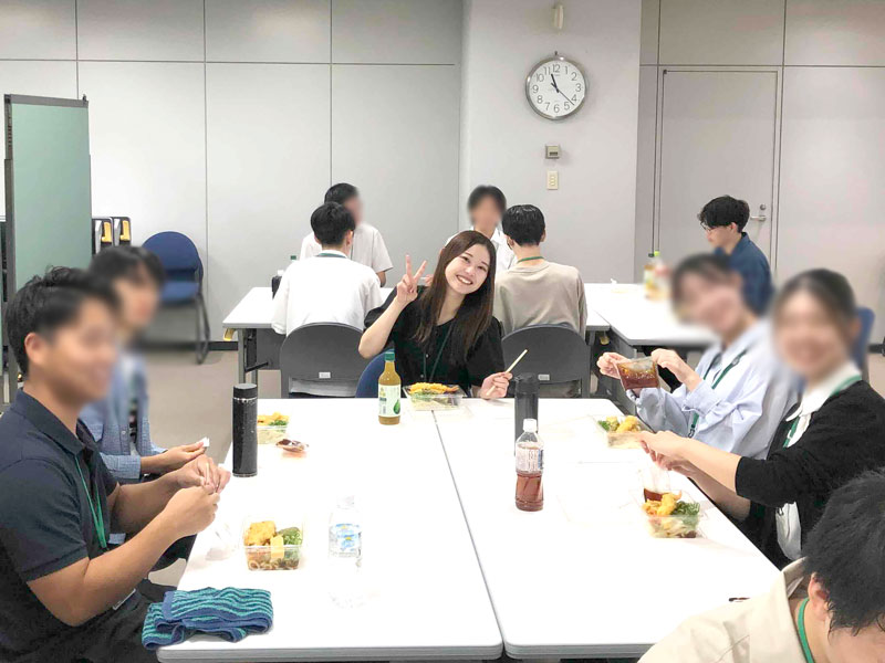先輩社員と昼食