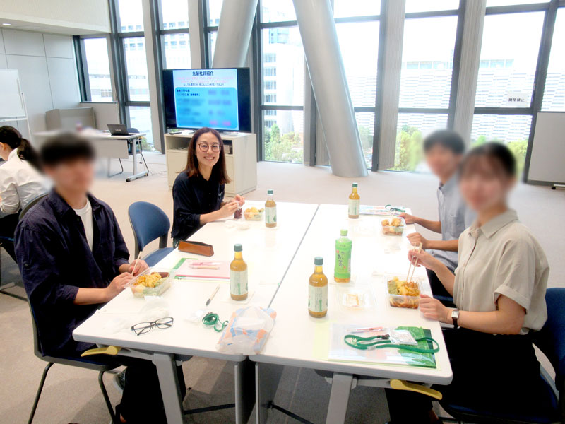 先輩社員と昼食