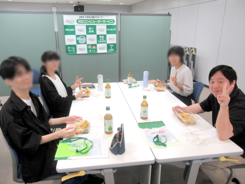先輩社員と昼食