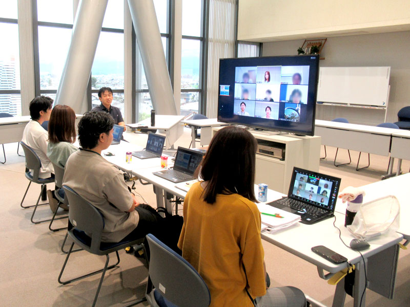 先輩社員とのグループディスカッション