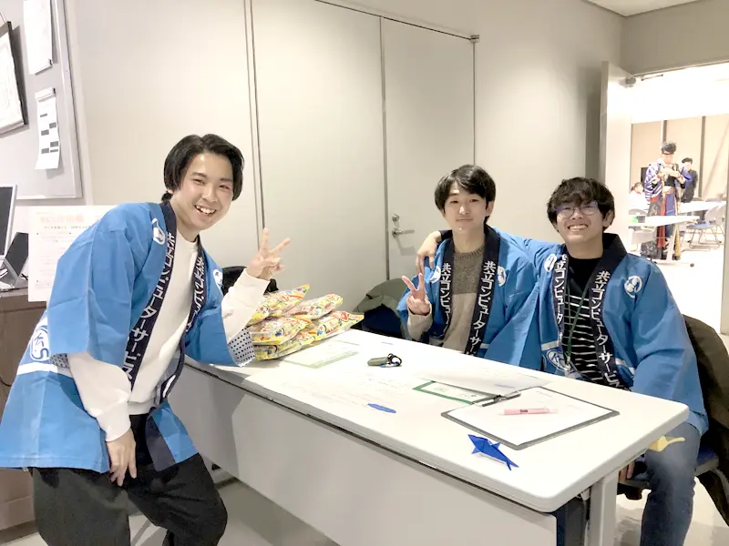 鮮やかな法被を身につけたお兄さんたち