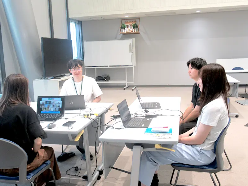 先輩社員との座談会