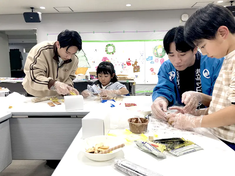 お菓子の家作り体験コーナー