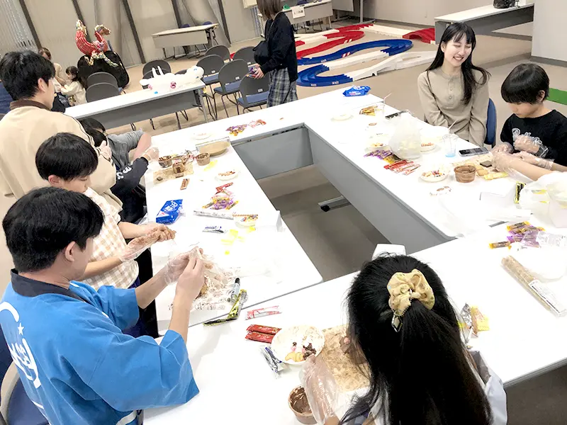 お菓子の家作り体験コーナー