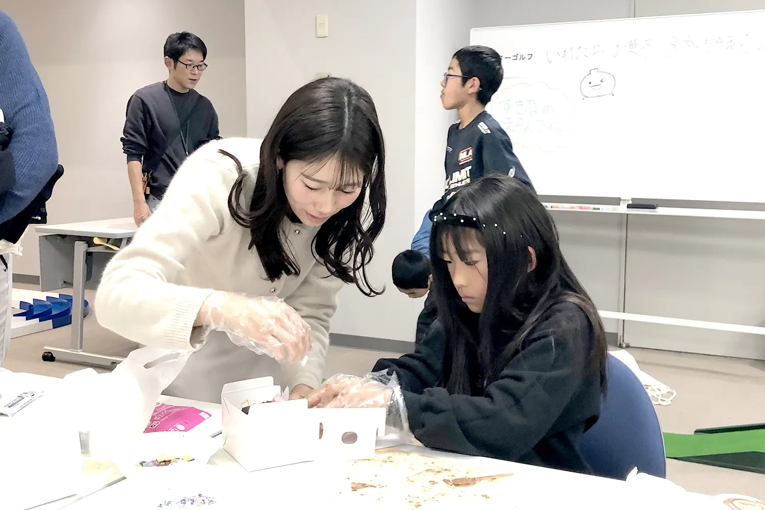 お菓子の家作り体験コーナー